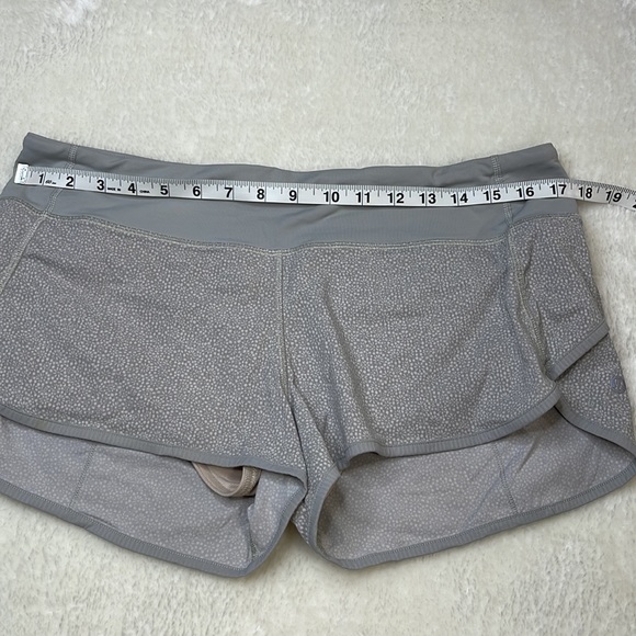lululemon Speed Short Freckle Flower - Seal Grey Size 10 - Picture 9 of 11
